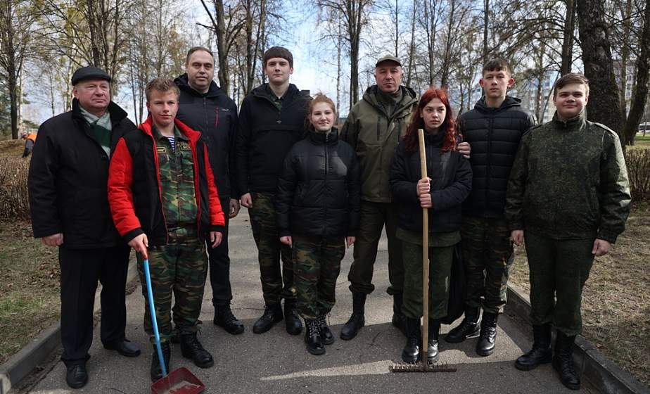 «Наведение порядка в местах боевой и воинской славы – наша святая обязанность». Руководство области на республиканском субботнике трудилось на месте бывшего лагеря военнопленных Шталаг 324 в Гродно
