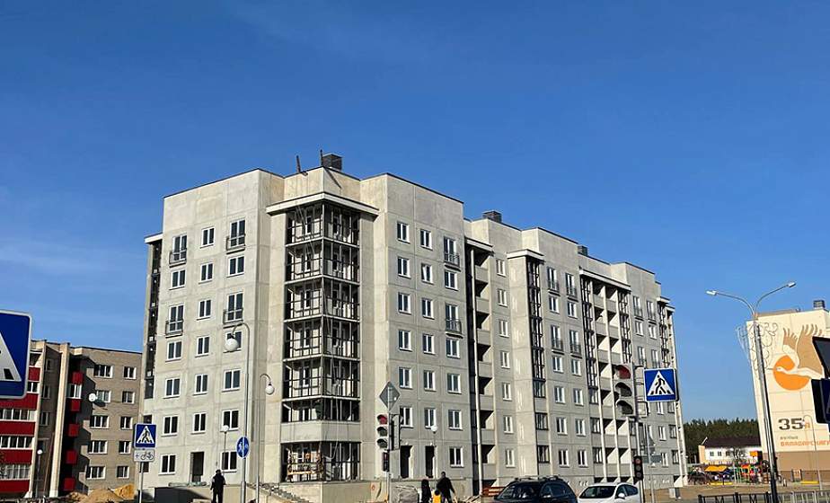 Новый дом по новым нормам строят в Островце