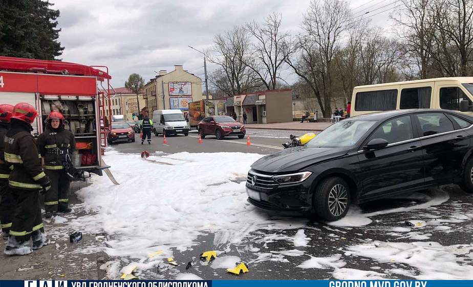 В Гродно на Дзержинского мотоцикл столкнулся с легковушкой