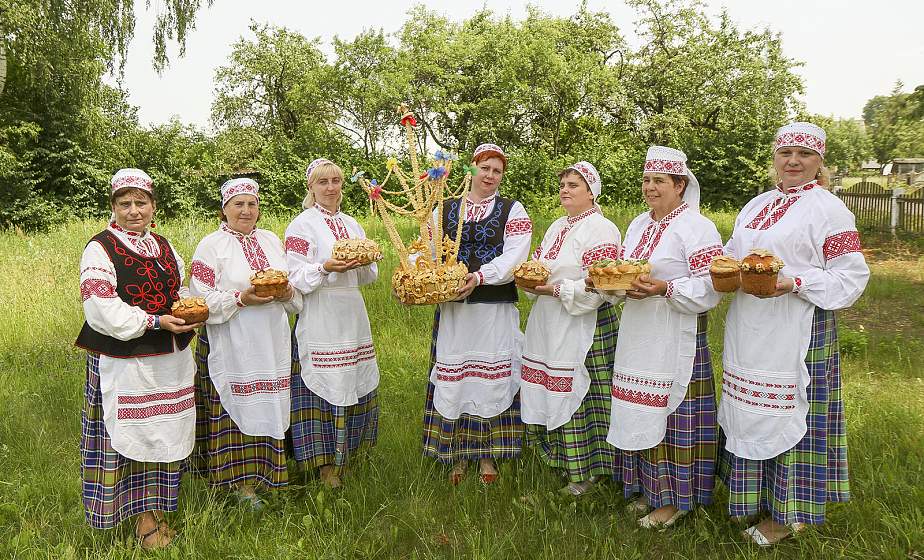 «Бабкины пироги» – для внуков, «Красная горка» – для домашней живности. Об искусстве пасхальной выпечки – в репортаже из мастерской павловских каравайниц