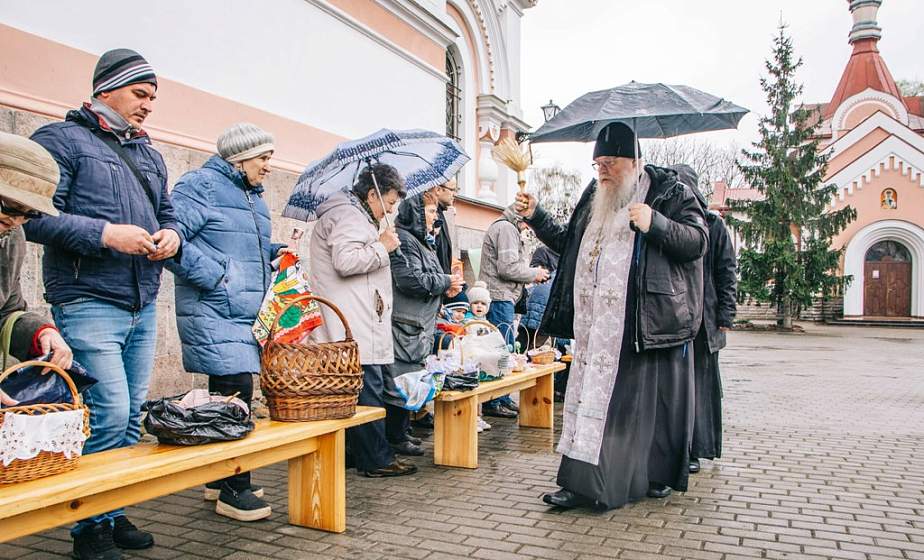 ФОТОФАКТ: Православные христиане Гродно в Великую субботу освящают пасхальные яства