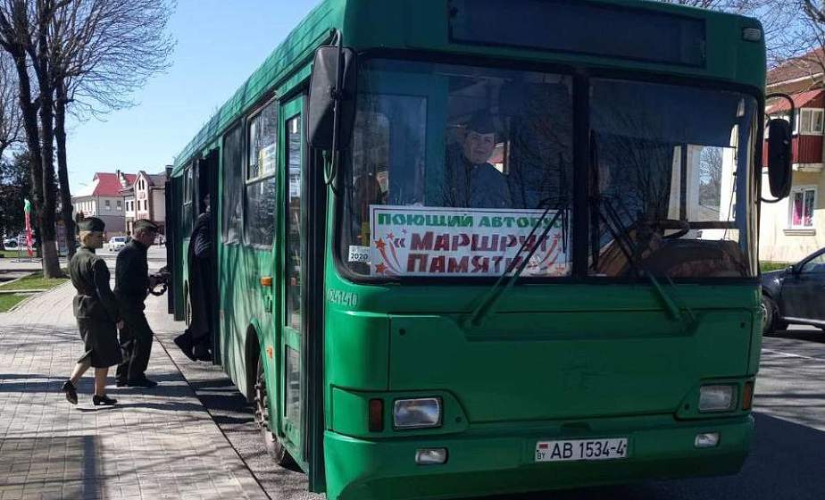 На маршруте – «поющий» автобус. Накануне Дня Победы в Ошмянах пассажиров общественного транспорта местные артисты поздравляют песнями