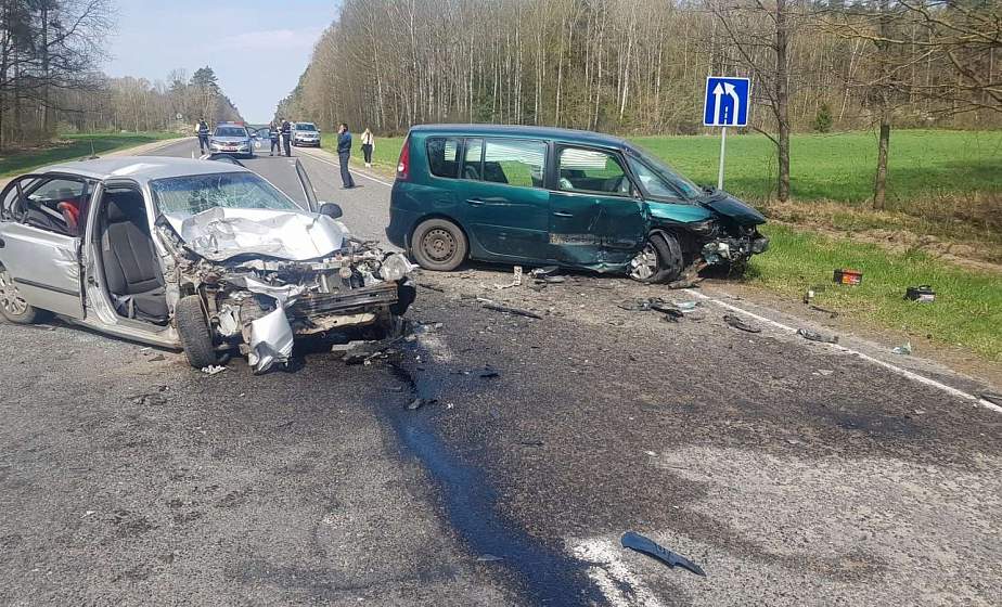 Под Волковыском лоб в лоб столкнулись два автомобиля: погибла женщина, все пассажиры и водители травмированы