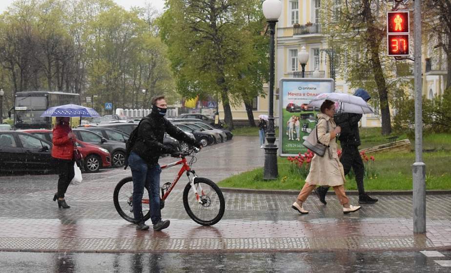 ФОТОФАКТ: гродненцы прячутся от первого майского ливня
