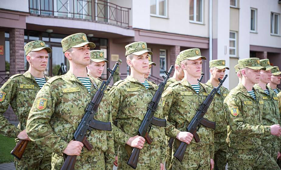 Сильна вами наша граница! В Гродненской погрангруппе вручили боевое оружие новобранцам