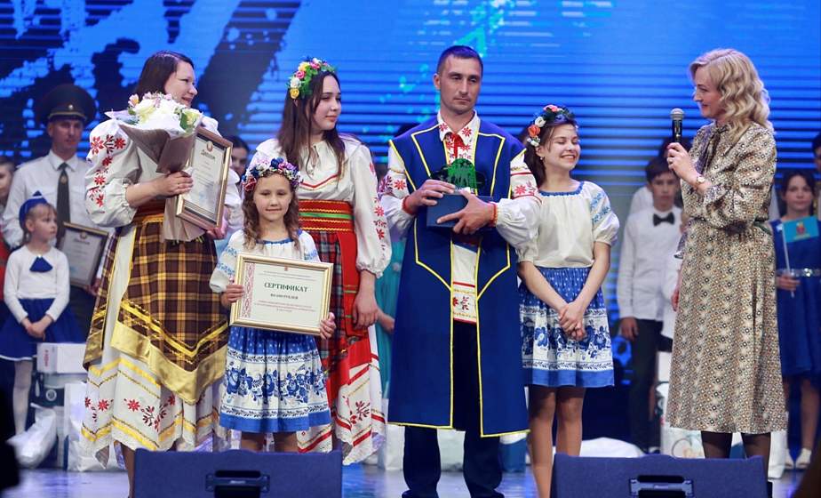 «Семьей года» Гродненщины стали Юрий и Елена Миклаш из Дятловского района 
