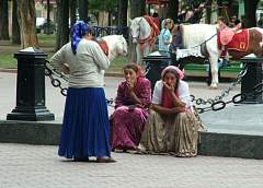В Слонимском районе цыганки обокрали пенсионера, пообещав материальную помощь от Главы государства