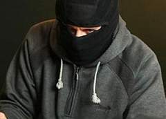 Трое преступников в масках из чулок напали на пенсионеров в Мостовском районе