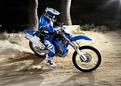 Травмирован мотоциклист, пытавшийся попрыгать на трамплинах в районе аэропорта