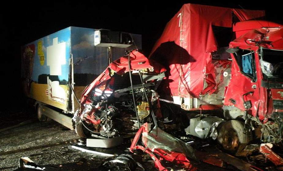 В Слонимском районе в лобовую столкнулись две фуры