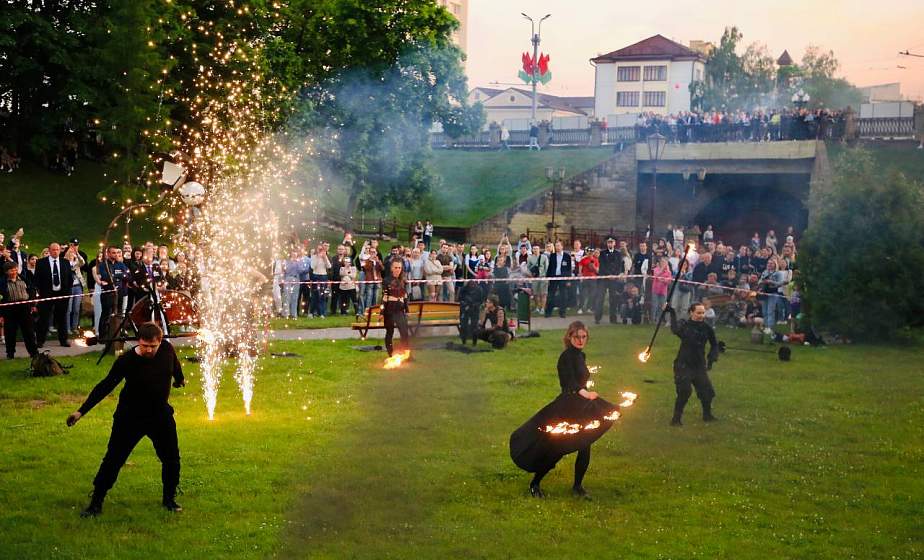 Фотофакт: Яркое завершение второго дня Фестиваля национальных культур - в парке Жилибера прошло фаер-шоу