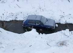 В Гродно легковушка сорвалась с обрыва в реку
