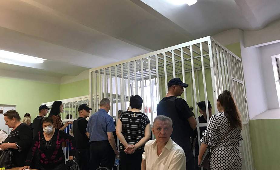 «Не считаю себя криминальным человеком». Николай Автухович дает показания в суде