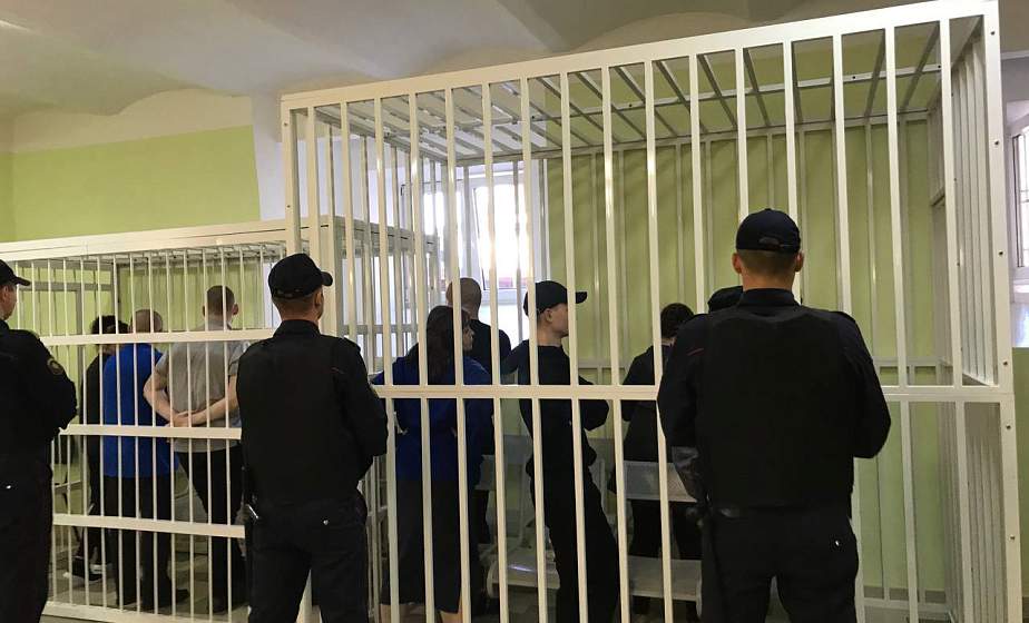 На вопросы предпочитает не отвечать. В суде допросили Николая Автуховича