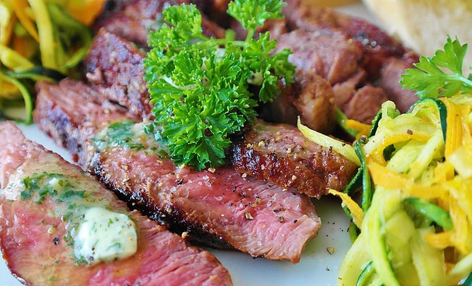 Диетолог: Употребление мяса в жару может быть опасно