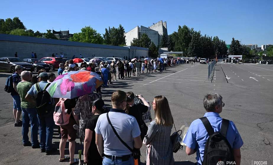 Сотни людей пришли проститься с Юрием Шатуновым на Троекуровское кладбище
