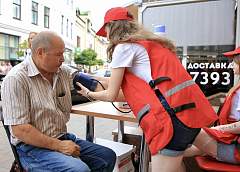 Прохладная вода и возможность измерить давление. Волонтеры Белорусского Красного Креста помогают гродненцам перенести жару
