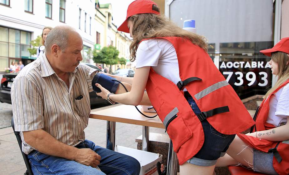 Прохладная вода и возможность измерить давление. Волонтеры Белорусского Красного Креста помогают гродненцам перенести жару