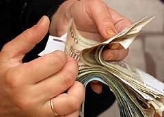 Председатель ЖСПК в Слониме за средства кооператива купил себе смартфон и мебель