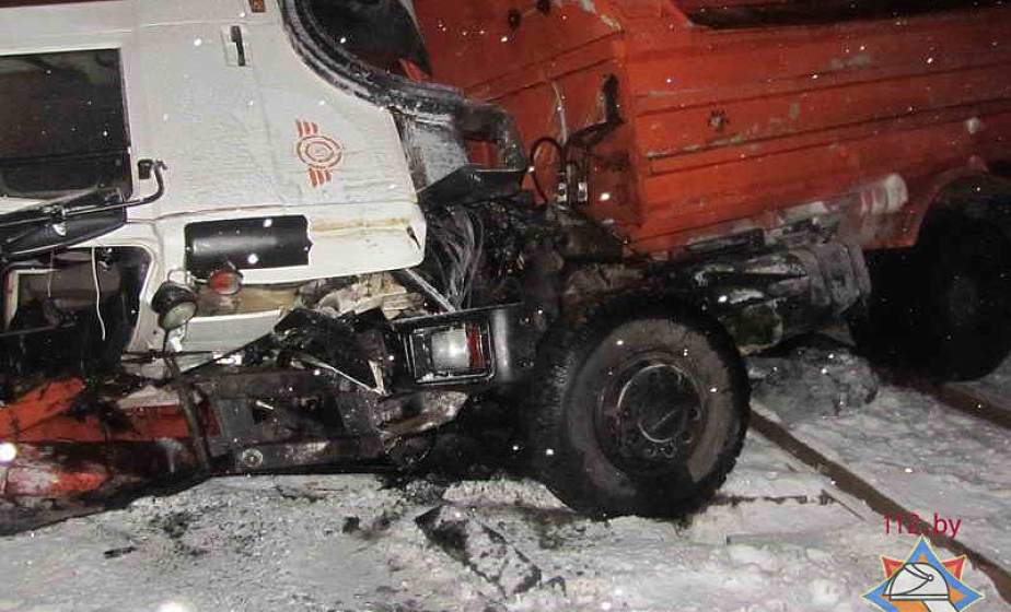 В Гродно на ж/д переезде снегоуборочный МАЗ столкнулся с поездом