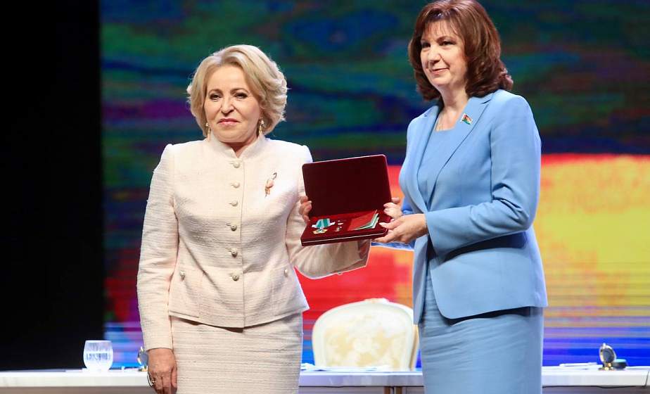 Валентина Матвиенко вручила Наталье Кочановой орден Дружбы