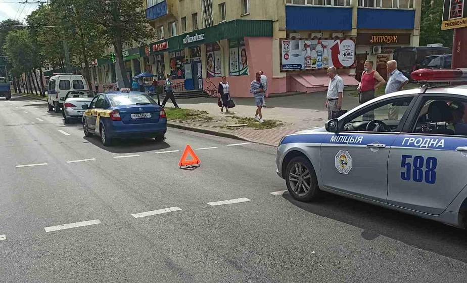 Водитель такси сбил пешехода: женщина госпитализирована