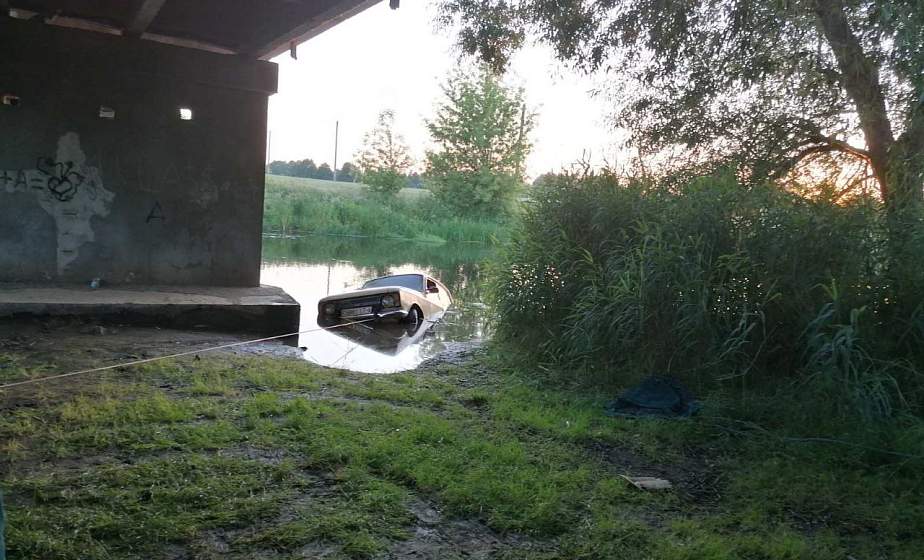 В Гродненском районе утонул мужчина: он не смог выбраться из скатившейся в воду машины
