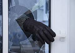 Вор обокрал свадебный салон, оставив уйму следов и мистическое послание