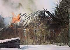 Рыбак спас мужчину из горящего дома в Островецком районе