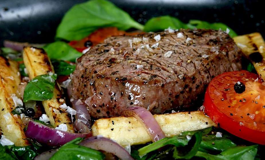 Британские рестораны отказались от стейков и мясных пирогов — в чем причина?