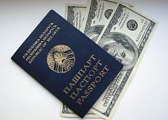 На белорусско-польской границе два водителя предъявили пограничникам паспорта с вложенными долларами