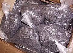 На стоянке у жилого дома парень в своем авто торговал семенами мака