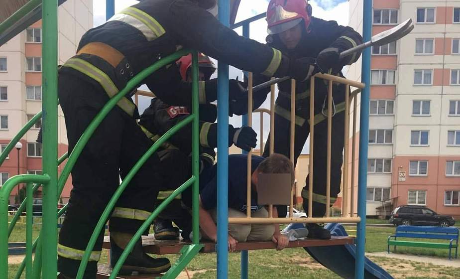 В Гродно спасатели освободили мальчика, застрявшего головой в ограждении детской горки