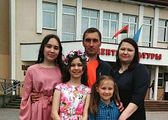 Воспитывают троих дочерей, держат хозяйство и влюблены в глубинку. Как живет лучшая семья Гродненщины