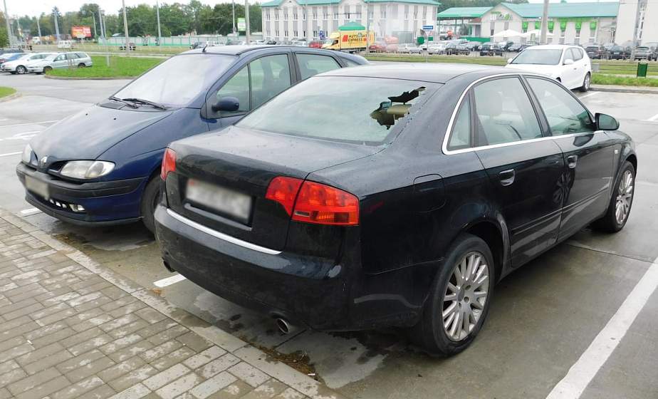 Житель Гродно выбросил бутылку в окно и повредил автомобиль