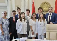Посетили планерку и пообщались с губернатором. Ребята Гродненской городской гимназии им. А.И. Дубко побывали на экскурсии в облисполкоме