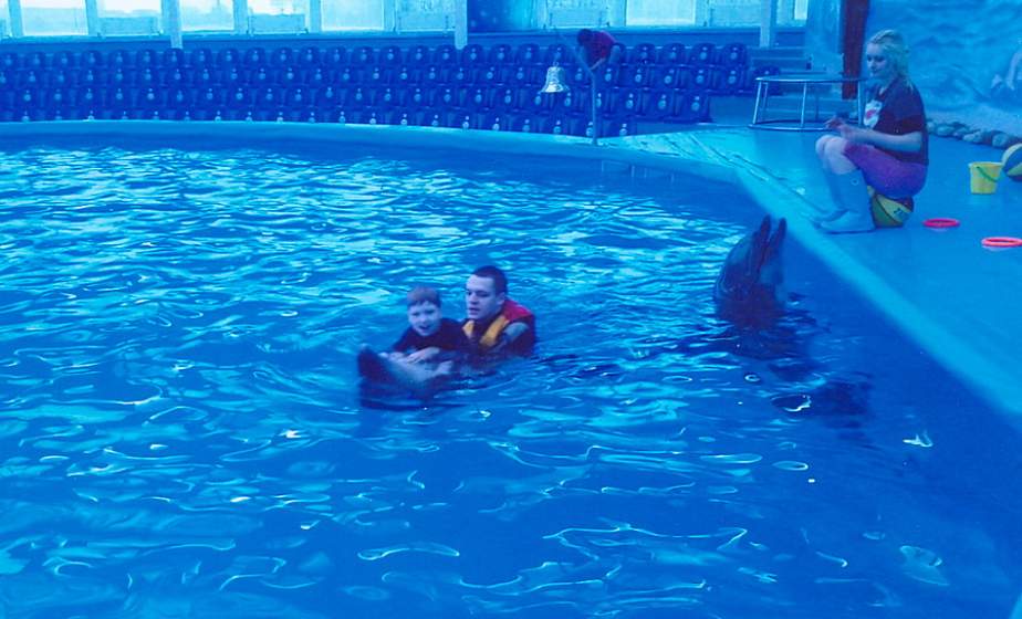 Гродненцы помогли 8-летнему Леше из Гродно попасть на дельфинотерапию