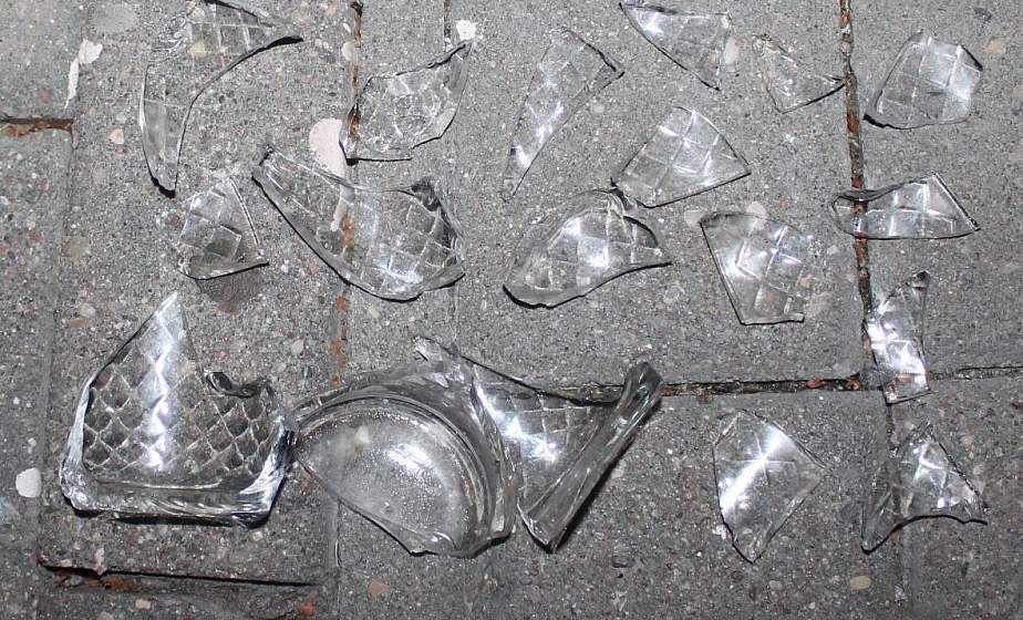 Житель Гродно выбросил бутылку с рюмкой в окно и повредил автомобиль