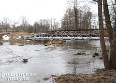 На Лососянке бурная вода сорвала пешеходный мост (ФОТО)