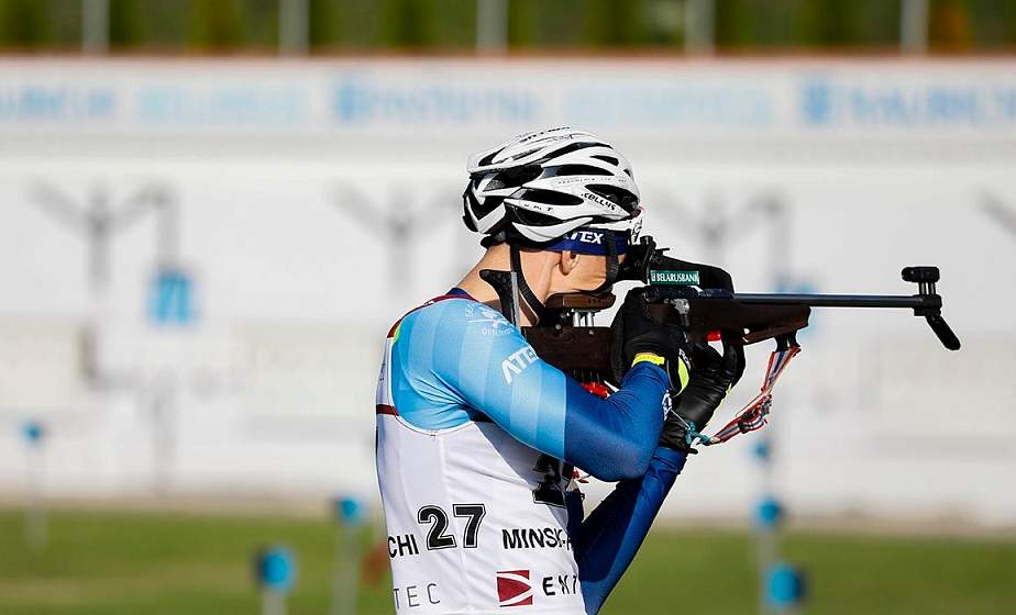 Антон Смольский завоевал серебро в масс-старте на первом этапе Кубка Содружества в Сочи