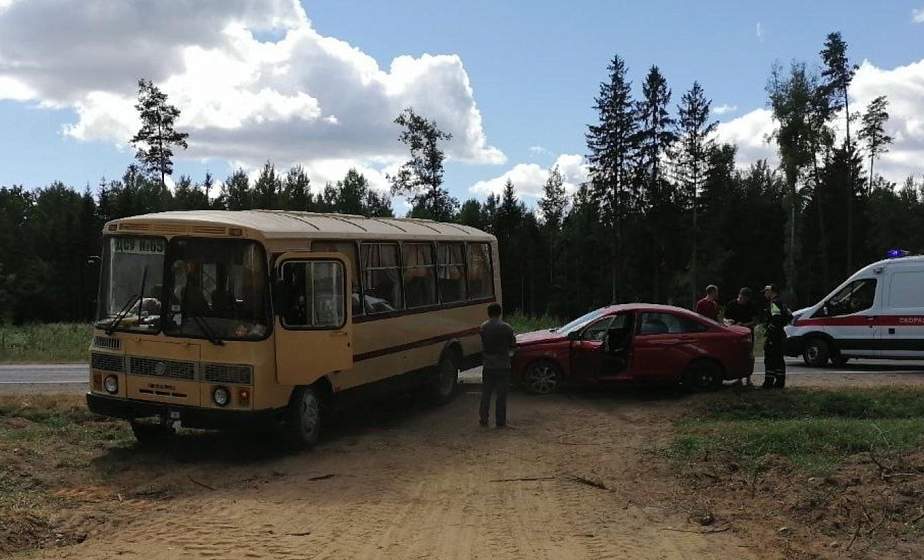 В Слонимском районе произошло ДТП: автомобиль врезался в автобус