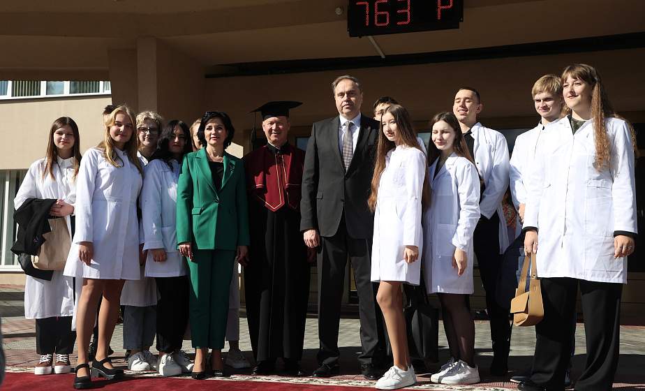 ФОТОФАКТ: Глава Гродненской области Владимир Караник поздравил с началом нового учебного года студентов-первокурсников Гродненского медицинского университета
