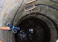 Работница «БелТАПАЗа» упала в канализационный колодец