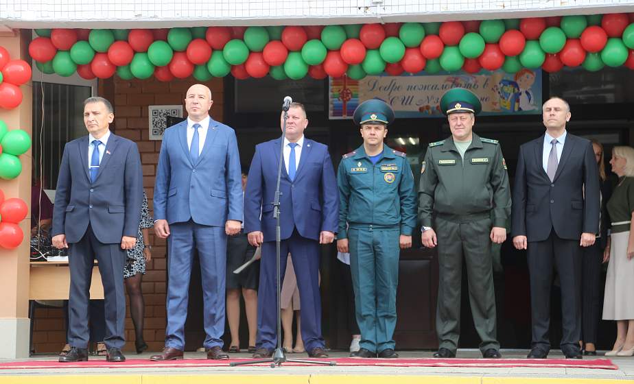 «Уверен, школа приложит максимум усилий, чтобы дать каждому из вас достойные знания». Помощник Президента – инспектор по Гродненской области Юрий Караев поздравил учащихся СШ №33 с началом нового учебного года 