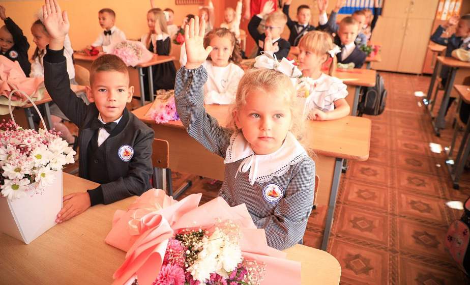 «От вас зависит многое, но вы должны знать, что всегда можете рассчитывать на помощь». Прокурор Гродненской области Александр Жуков поздравил с Днем знаний учащихся СШ №35 им. Н.А. Волкова (+видео)