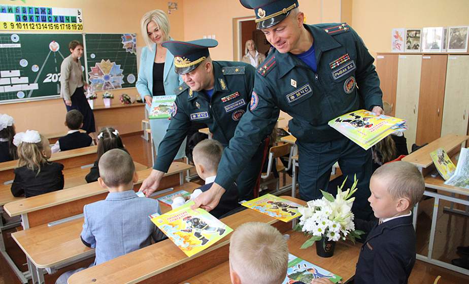 Спасатели поздравили школьников Островетчины с Днём знаний
