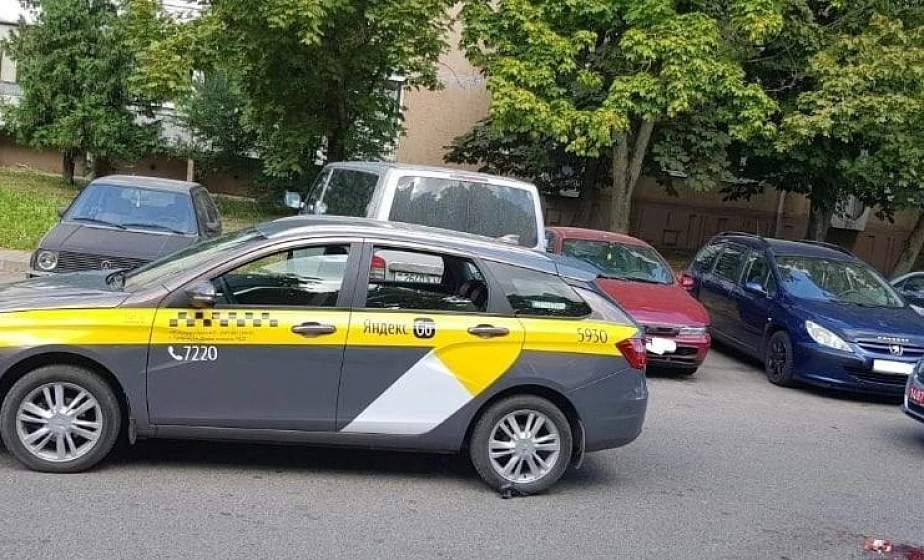 В Гродно таксист наехал на пожилую женщину во дворе жилого дома