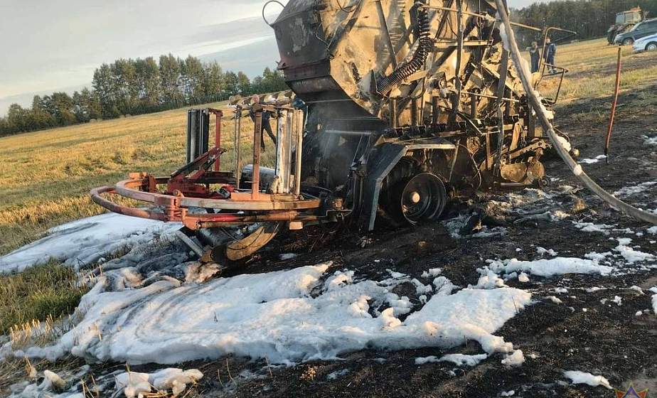 В Новогрудском районе горел пресс-подборщик 