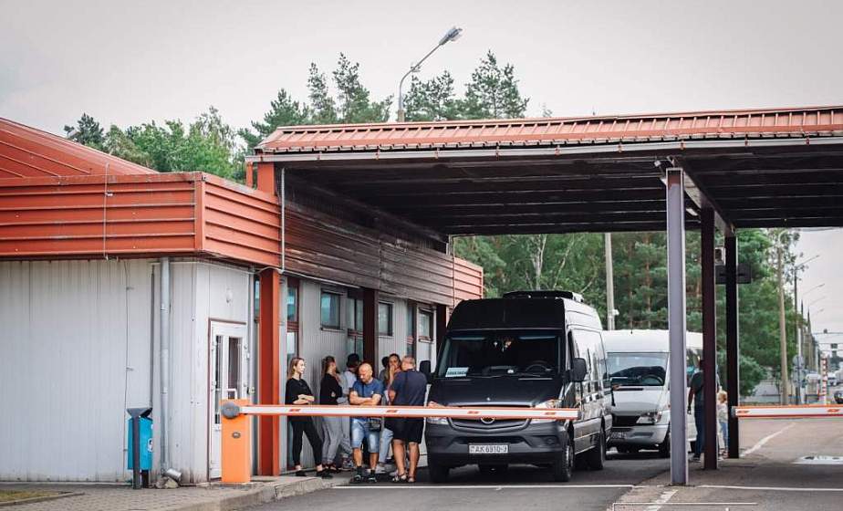 Количество легковушек, ждущих въезда в ЕС, с начала недели увеличилось в три раза, грузовиков - вдвое