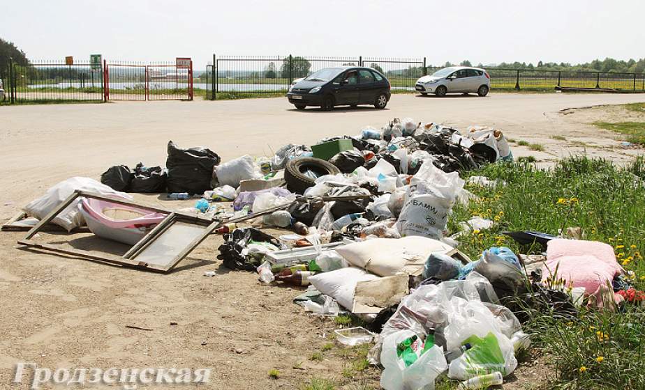 Неподалеку от дамбы водохранилища возле Коробчиц возникла стихийная свалка